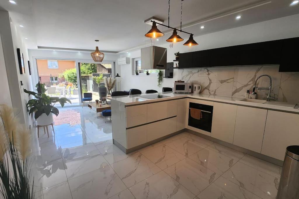 Suite Prestige Logement Neuf Avec Spa Et Ecran De Cinema En Rez De Jardin Colmar Esterno foto