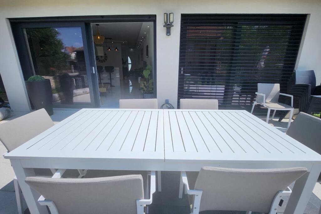 Suite Prestige Logement Neuf Avec Spa Et Ecran De Cinema En Rez De Jardin Colmar Esterno foto