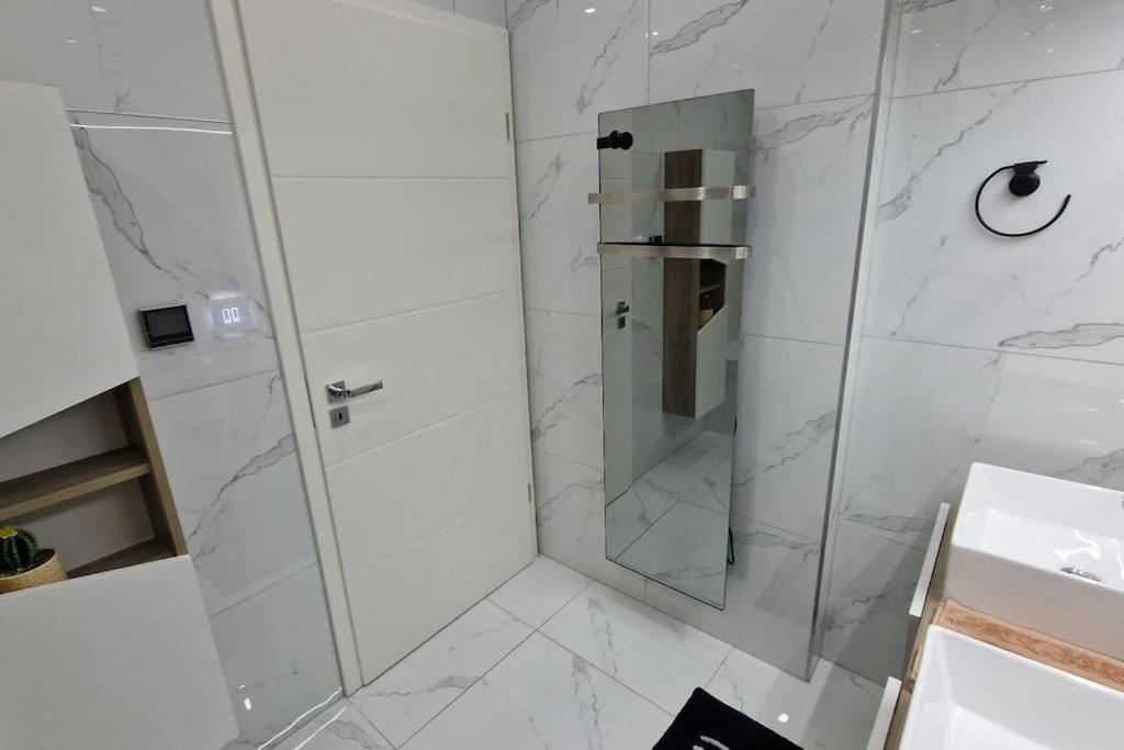 Suite Prestige Logement Neuf Avec Spa Et Ecran De Cinema En Rez De Jardin Colmar Esterno foto